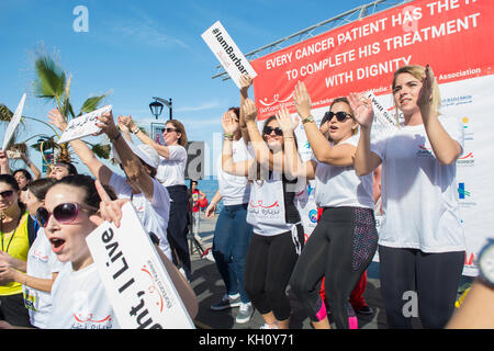 Beirut, Libanon, 12 Nov, 2017 Schöne Libanesischen womaen klatschten und jubelten den Läufern an der Blom Bank Beirut Marathon Beirut Libanon Credit: Mohamad Itani/Alamy leben Nachrichten Stockfoto