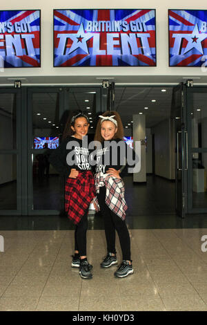 Glasgow, Schottland, Großbritannien. 12. November 2017. Auf der letzten Tour von Städten und Gemeinden in ganz Großbritannien Britain's Got Talent hat wieder einmal geöffnete Hörproben in Glasgow's SEC Zentrum für die nächste Serie von der Show statt. Potenzielle Kandidaten haben am Schauplatz für Stunden in der Warteschlange, in der Hoffnung, die Chance zu glänzen im Rampenlicht auf der äußerst beliebten ITV zeigen. Die Hörproben sind offen für alle Spieler jeden Alters und mit jedem Talent. Die Produktion Team sind auf der Suche nach Skill plus Sterne, zu bestimmen, wer bereit ist, wie seine nächste große Superstar, entdeckt zu werden. Iain McGuinness/Alamy leben Nachrichten Stockfoto