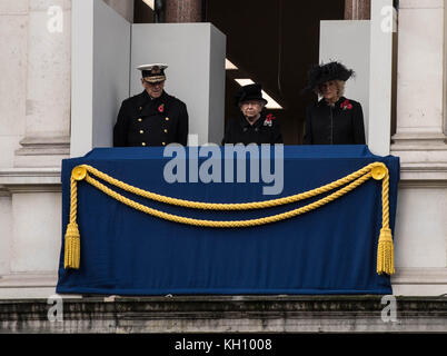 London, 12. November 2017 der Königin Uhren dem nationalen Dienst der Erinnerung an das Ehrenmal, Whitehall, London. Credit: Ian Davidson/alamy leben Nachrichten Stockfoto