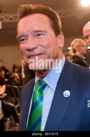 Bonn, Deutschland. November 2017. Der ehemalige kalifornische Gouverneur Arnold Schwarzenegger verlässt während der Weltklimakonferenz in Bonn am 12. November 2017 das Saal in der Bonner Zone. Während des Gipfels betonen Städte und Regionen, dass der Klimaschutz nicht nur ein Thema der nationalen Regierungen ist. 250 Städte und 9 Countys in den Vereinigten Staaten sowie 1700 Unternehmen und Investoren schlossen sich zusammen, um die Initiative "America's Pledge" zu initiieren. Quelle: Henning Kaiser/dpa/Alamy Live News Stockfoto