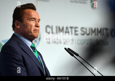 Bonn, Deutschland. November 2017. Der ehemalige kalifornische Gouverneur Arnold Schwarzenegger spricht während der Weltklimakonferenz in Bonn am 12. November 2017 in der Bonner Zone. Während des Gipfels betonen Städte und Regionen, dass der Klimaschutz nicht nur ein Thema der nationalen Regierungen ist. 250 Städte und 9 Countys in den Vereinigten Staaten sowie 1700 Unternehmen und Investoren schlossen sich zusammen, um die Initiative "America's Pledge" zu initiieren. Quelle: Henning Kaiser/dpa/Alamy Live News Stockfoto