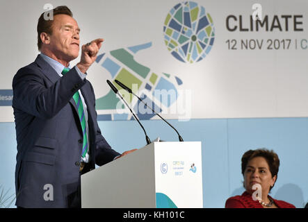 Bonn, Deutschland. November 2017. Der ehemalige kalifornische Gouverneur Arnold Schwarzenegger spricht während der Weltklimakonferenz in Bonn am 12. November 2017 in der Bonner Zone. Während des Gipfels betonen Städte und Regionen, dass der Klimaschutz nicht nur ein Thema der nationalen Regierungen ist. 250 Städte und 9 Countys in den Vereinigten Staaten sowie 1700 Unternehmen und Investoren schlossen sich zusammen, um die Initiative "America's Pledge" zu initiieren. Quelle: Henning Kaiser/dpa/Alamy Live News Stockfoto