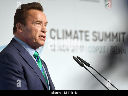 Bonn, Deutschland. November 2017. Der ehemalige kalifornische Gouverneur Arnold Schwarzenegger spricht während der Weltklimakonferenz in Bonn am 12. November 2017 in der Bonner Zone. Während des Gipfels betonen Städte und Regionen, dass der Klimaschutz nicht nur ein Thema der nationalen Regierungen ist. 250 Städte und 9 Countys in den Vereinigten Staaten sowie 1700 Unternehmen und Investoren schlossen sich zusammen, um die Initiative "America's Pledge" zu initiieren. Quelle: Henning Kaiser/dpa/Alamy Live News Stockfoto