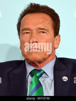 Bonn, Deutschland. November 2017. Der ehemalige kalifornische Gouverneur Arnold Schwarzenegger sitzt auf dem Podium in der Bonner Zone während der Weltklimakonferenz am 12. November 2017 in Bonn. Während des Gipfels betonen Städte und Regionen, dass der Klimaschutz nicht nur ein Thema der nationalen Regierungen ist. 250 Städte und 9 Countys in den Vereinigten Staaten sowie 1700 Unternehmen und Investoren schlossen sich zusammen, um die Initiative "America's Pledge" zu initiieren. Quelle: Henning Kaiser/dpa/Alamy Live News Stockfoto