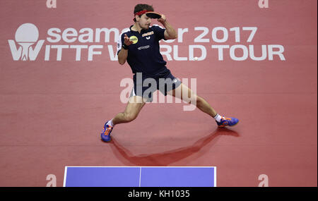 Magdeburg, Deutschland. November 2017. Tischtennis: German Open, Halbfinale und Endspiele in Magdeburg, Deutschland, 12. November 2017. Männer, Single, Finale: Dimitrij Ovtcharov (Deutschland) - Timo Boll (Deutschland): Der deutsche Timo Boll spielt den Ball. Ovtcharov gewann das Finale gegen Boll mit einem Ergebnis von 4:3. Quelle: Ronny Hartmann/dpa-Zentralbild/dpa/Alamy Live News Stockfoto