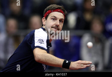 Magdeburg, Deutschland. November 2017. Tischtennis: German Open, Halbfinale und Endspiele in Magdeburg, Deutschland, 12. November 2017. Männer, Single, Finale: Dimitrij Ovtcharov (Deutschland) - Timo Boll (Deutschland): Der deutsche Timo Boll konzentriert sich auf den Ball. Ovtcharov gewann das Finale gegen Boll mit einem Ergebnis von 4:3. Quelle: Ronny Hartmann/dpa-Zentralbild/dpa/Alamy Live News Stockfoto