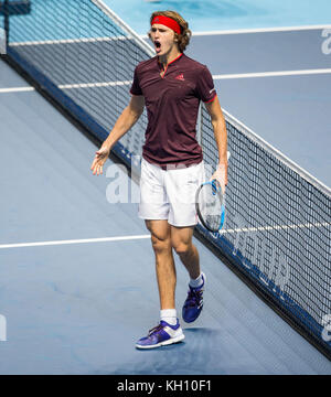 London, Großbritannien. 12 Nov, 2017. Alexander ascha' Zverev (Deutschland) feiert seinen Sieg nach einem 2-1 set Thriller während der nitto ATP World Tour Finals round robin Übereinstimmung zwischen Marin Cilic und Alexander zverev in der o2, London, England am 12. November 2017. Foto von Andy Rowland. Credit: Andrew Rowland/alamy leben Nachrichten Stockfoto
