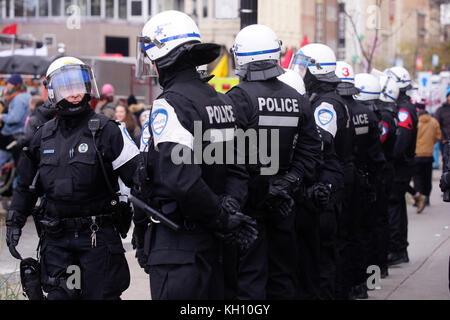 Montreal, Kanada. November 2017. Polizeibeamte in voller Aufruhr beobachten einen protestmarsch gegen Rassismus. Quelle: Mario Beauregard/Alamy Live News Stockfoto