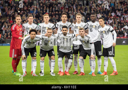 Mannschaftsfoto GER hinten von links nach rechts Torwart Marc-Andre TER STEGEN (GER), Julian DRAXLER (GER), Marcel HALSTENBERG (GER), Mats HUMMELS (GER), Matthias GINTER (GER), Antonio RÜDIGER (Rudiger, GER), Mesut OEZIL (Ozil, GER), vorne links nach rechts LUNDSANE (GER), Joshua FUSTENSPIEL (GER), TIMO LAKICH (GER), GOGEN (GER) Freundschaftsspiel, England (D) - Germany (D), am 10.11.2017 in London/ Grossbritannien. Weltweit verwendet Stockfoto