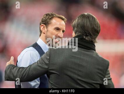 Gareth SOUTHGATE l. (Trainer, eng) begruesst Joachim LOEW (Low, Trainer GER), Fussball Laenderspiel, Freundschaftsspiel, England (eng) - Deutschland (GER), am 10.11.2017 in London/Grossbritannien. |Nutzung weltweit Stockfoto