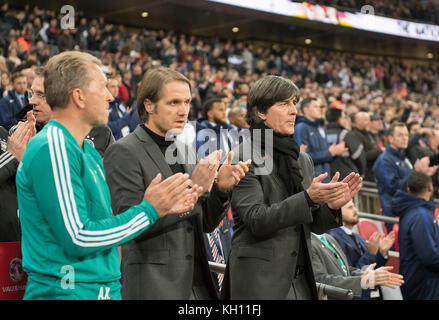 V.r. Joachim ' Jogi ' LOEW (Low, Trainer GER), Thomas SCHNEIDER (Co-Trainer/ Assistenztrainer GER), Andreas KOEPKE (Kopke, Torwartcoach GER) klatschen Fussball Laenderspiel, Freundschaftsspiel, England (eng) - Deutschland (GER), am 10.11.2017 in London/Grossbritannien. |Nutzung weltweit Stockfoto