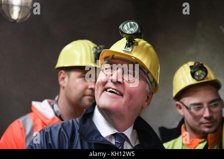 Deutsche Präsident Frank - Walter Steinmeier den Besuch der Niederschlag Grube in Oberwiesenthal, Deutschland, 13. November 2017. Der Präsident steinmeier ist mit seiner Frau auf einem zweitägigen Besuch in Sachsen. Foto: Sebastian kahnert/dpa-zentralbild/dpa Stockfoto