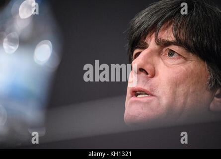 Stuttgart, Deutschland. November 2017. Porträt, Porträt, Portrat, Kopf Bundestrainer Joachim Jogi Loew (Deutschland). GES/ Fussball/ DFB-Pressekonferenz, Köln, 13.11.2017 Fußball/Fußball: Mediaconferenz, Presskonferenz der deutschen Nationalmannschaft, Köln, 13. November 2017 |Nutzung weltweit Credit: dpa/Alamy Live News Stockfoto