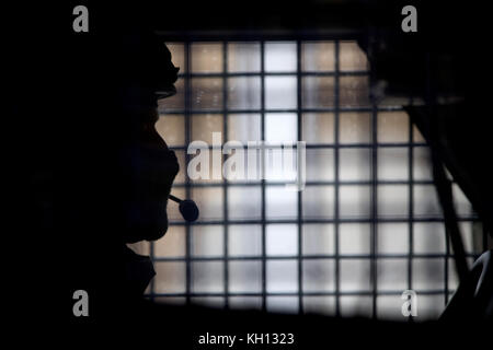 Ein SWAT-Teamoffizier sitzt in einem neuen, gepanzerten Sonderschutzfahrzeug der brandenburgischen Polizei auf dem Gelände des Polizeipräsidiums in Potsdam, 10. November 2017. Das Fahrzeug kostet 1,4 Millionen Euro und soll in Potsdam stationiert werden. Das Fahrzeug der HMV Survivor-Klasse ist für Straßen- und Geländeeinsatz geeignet, erfüllt hohe Sicherheitsanforderungen gegen ballistische Bedrohungen und ist somit resistent gegen Angriffe durch Sturmgewehre. Foto: Ralf Hirschberger/dpa Stockfoto