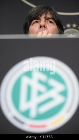 Stuttgart, Deutschland. November 2017. Porträt, Porträt, Portrat, Kopf Bundestrainer Joachim Jogi Loew (Deutschland). GES/ Fussball/ DFB-Pressekonferenz, Köln, 13.11.2017 Fußball/Fußball: Mediaconferenz, Presskonferenz der deutschen Nationalmannschaft, Köln, 13. November 2017 |Nutzung weltweit Credit: dpa/Alamy Live News Stockfoto