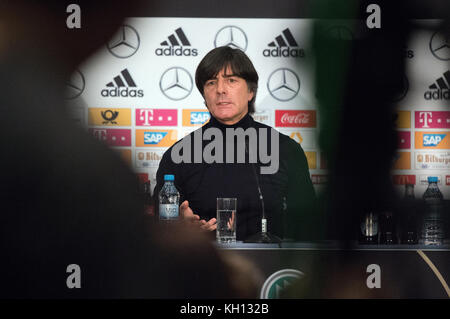 Stuttgart, Deutschland. November 2017. Porträt, Porträt, Portrat, Kopf Bundestrainer Joachim Jogi Loew (Deutschland). GES/ Fussball/ DFB-Pressekonferenz, Köln, 13.11.2017 Fußball/Fußball: Mediaconferenz, Presskonferenz der deutschen Nationalmannschaft, Köln, 13. November 2017 |Nutzung weltweit Credit: dpa/Alamy Live News Stockfoto