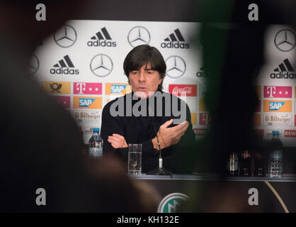 Stuttgart, Deutschland. November 2017. Porträt, Porträt, Portrat, Kopf Bundestrainer Joachim Jogi Loew (Deutschland). GES/ Fussball/ DFB-Pressekonferenz, Köln, 13.11.2017 Fußball/Fußball: Mediaconferenz, Presskonferenz der deutschen Nationalmannschaft, Köln, 13. November 2017 |Nutzung weltweit Credit: dpa/Alamy Live News Stockfoto