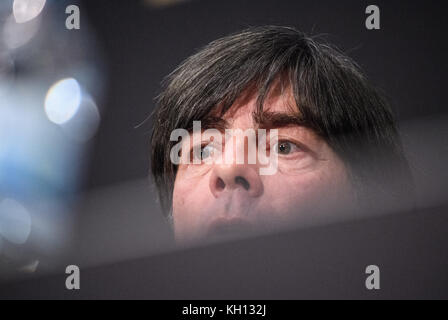 Stuttgart, Deutschland. November 2017. Porträt, Porträt, Portrat, Kopf Bundestrainer Joachim Jogi Loew (Deutschland). GES/ Fussball/ DFB-Pressekonferenz, Köln, 13.11.2017 Fußball/Fußball: Mediaconferenz, Presskonferenz der deutschen Nationalmannschaft, Köln, 13. November 2017 |Nutzung weltweit Credit: dpa/Alamy Live News Stockfoto