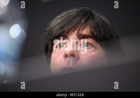 Stuttgart, Deutschland. November 2017. Porträt, Porträt, Portrat, Kopf Bundestrainer Joachim Jogi Loew (Deutschland). GES/ Fussball/ DFB-Pressekonferenz, Köln, 13.11.2017 Fußball/Fußball: Mediaconferenz, Presskonferenz der deutschen Nationalmannschaft, Köln, 13. November 2017 |Nutzung weltweit Credit: dpa/Alamy Live News Stockfoto