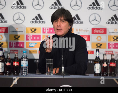 Stuttgart, Deutschland. November 2017. Porträt, Porträt, Portrat, Kopf Bundestrainer Joachim Jogi Loew (Deutschland). GES/ Fussball/ DFB-Pressekonferenz, Köln, 13.11.2017 Fußball/Fußball: Mediaconferenz, Presskonferenz der deutschen Nationalmannschaft, Köln, 13. November 2017 |Nutzung weltweit Credit: dpa/Alamy Live News Stockfoto