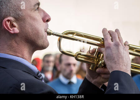 London, Großbritannien. 12 Nov, 2017. Mitglieder der Veteranen für den Frieden (VFPUK) Erinnerung Sonntag Prozession zum Ehrenmal auf Whitehall Tribut zu denen, die gelitten haben oder während des Krieges starb zu bezahlen. Credit: Guy Corbishley/Alamy leben Nachrichten Stockfoto