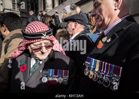 London, Großbritannien. 12 Nov, 2017. Mitglieder und Veteranen der Streitkräfte nehmen an der jährlichen Gedenktag Gottesdienst und die Prozession am Ehrenmal am Whitehall Tribut zu denen, die gelitten haben oder während des Krieges starb zu bezahlen. Credit: Guy Corbishley/Alamy leben Nachrichten Stockfoto