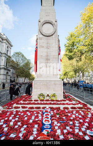 London, Großbritannien. 12 Nov, 2017. Mitglieder und Veteranen der Streitkräfte nehmen an der jährlichen Gedenktag Gottesdienst und die Prozession am Ehrenmal am Whitehall Tribut zu denen, die gelitten haben oder während des Krieges starb zu bezahlen. Credit: Guy Corbishley/Alamy leben Nachrichten Stockfoto