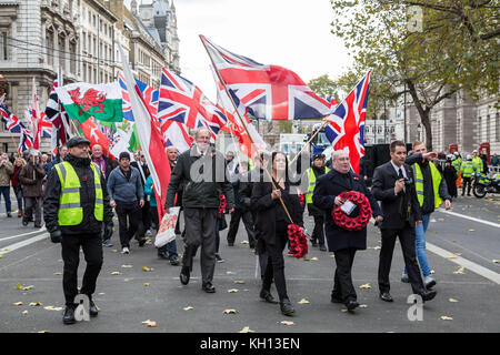 London, Großbritannien. 12 Nov, 2017. Mitglieder der Nationalen Front (NF) rechtsextreme Gruppe März bis das Ehrenmal in Whitehall auf das Gedenken Sonntag. Credit: Guy Corbishley/Alamy leben Nachrichten Stockfoto