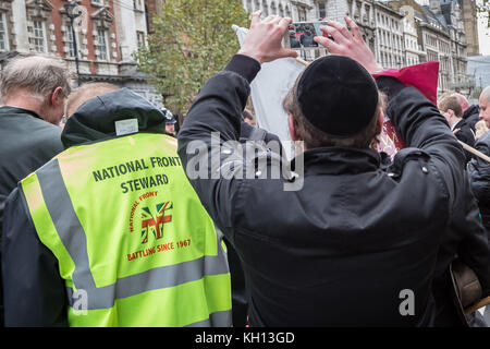 London, Großbritannien. 12 Nov, 2017. Mitglieder der Nationalen Front (NF) rechtsextreme Gruppe März bis das Ehrenmal in Whitehall auf das Gedenken Sonntag. Credit: Guy Corbishley/Alamy leben Nachrichten Stockfoto