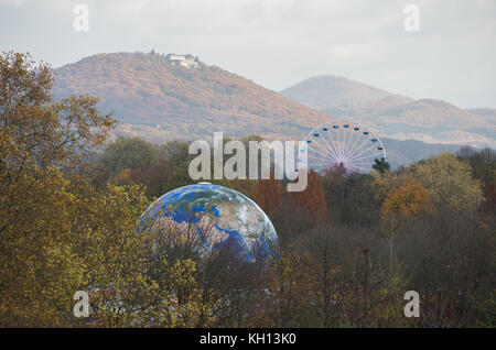 Bonn, Deutschland. 13 Nov, 2017. Ein Globus und die Stellung eines riesigen Fähre zwischen herbstliches Laub während der Weltklimakonferenz in Bonn, Deutschland, 13. November 2017. Die Weltklimakonferenz COP 23 erfolgt in Bonn zwischen 06. und 17. November 2017. Die persberg und dem Petersberg kann im Hintergrund gesehen werden. Quelle: Rainer Jensen/dpa/Alamy leben Nachrichten Stockfoto