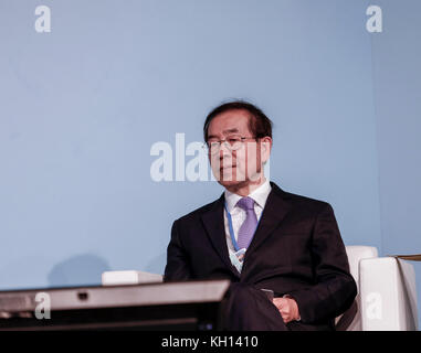 Bonn, Deutschland. 13 Nov, 2017. Park Won-bald, Bürgermeister von Seoul auf der COP 23 Fidschi Konferenz in Bonn am 12. November 2017. COP 23 ist durch die UN-Rahmenkonvention zum Klimawandel. Fidschi hält Ratsvorsitz über die Konferenz in Bonn. Credit: Dominika Zarzycka/Alamy leben Nachrichten Stockfoto