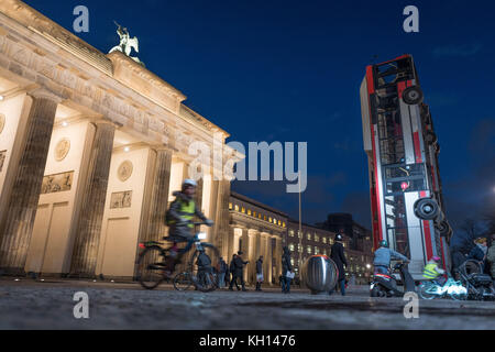 Ausgemusterte Busse ragen vor dem Brandenburger Tor in Berlin hervor, 13. November 2017. Sie bilden ein Denkmal des deutsch-syrischen Künstlers Manaf Halbouni. Seine Skulptur soll als Gedenkstätte gegen Krieg und Terror in Aleppo in Syrien dienen und befand sich zuvor in Dresden. Foto: Jörg Carstensen/dpa Stockfoto