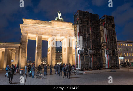 Ausgemusterte Busse ragen vor dem Brandenburger Tor in Berlin hervor, 13. November 2017. Sie bilden ein Denkmal des deutsch-syrischen Künstlers Manaf Halbouni. Seine Skulptur soll als Gedenkstätte gegen Krieg und Terror in Aleppo in Syrien dienen und befand sich zuvor in Dresden. Foto: Jörg Carstensen/dpa Stockfoto