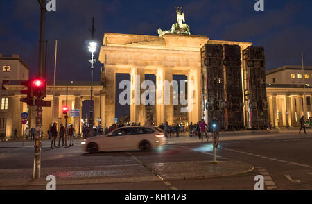 Ausgemusterte Busse ragen vor dem Brandenburger Tor in Berlin hervor, 13. November 2017. Sie bilden ein Denkmal des deutsch-syrischen Künstlers Manaf Halbouni. Seine Skulptur ist als Gedenkstätte gegen Krieg und Terror gedacht und befand sich zuvor in Dresden. Foto: Jörg Carstensen/dpa Stockfoto