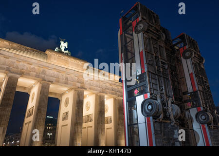 Ausgemusterte Busse ragen vor dem Brandenburger Tor in Berlin hervor, 13. November 2017. Sie bilden ein Denkmal des deutsch-syrischen Künstlers Manaf Halbouni. Seine Skulptur soll als Gedenkstätte gegen Krieg und Terror in Aleppo in Syrien dienen und befand sich zuvor in Dresden. Foto: Jörg Carstensen/dpa Stockfoto