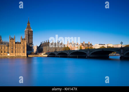 London, Großbritannien. 13 Nov, 2017. Restaurierung, Bauarbeiten und Gerüste abgebildet an das Parlament und den Big Ben, Westminster, London. Restaurierung begann im Jahr 2017 und die Arbeiten sollen 2021 abgeschlossen sein. Credit: Oliver Dixon/Alamy leben Nachrichten Stockfoto