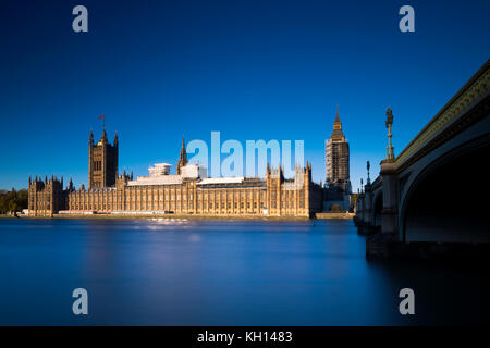 London, Großbritannien. 13 Nov, 2017. Restaurierung, Bauarbeiten und Gerüste abgebildet an das Parlament und den Big Ben, Westminster, London. Restaurierung begann im Jahr 2017 und die Arbeiten sollen 2021 abgeschlossen sein. Credit: Oliver Dixon/Alamy leben Nachrichten Stockfoto