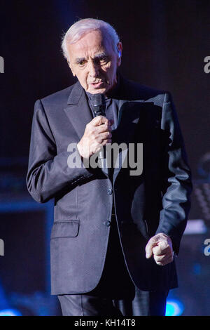 Mailand, Italien. 13 Nov, 2017. Die französische Sängerin und Songwriterin Schauspieler und öffentliche Aktivist Charles Aznavour live auf der Bühne des Teatro degli Arcimboldi. Credit: Rodolfo Sassano/Alamy leben Nachrichten Stockfoto