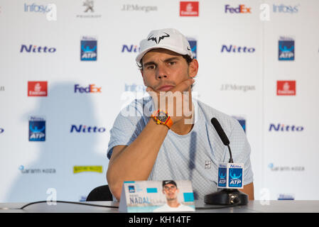 London, Großbritannien. 13 Nov, 2017. Rafael "Rafa" Nadal (Spanien) kündigt seinen Ruhestand von diesem Jahre atp London durch Verletzung in einem Post match Interview während der nitto ATP World Tour finale Match zwischen Rafael Nadal und David goffin am o2, London, England am 13. November 2017. Foto von Andy Rowland. Credit: Andrew Rowland/alamy leben Nachrichten Stockfoto