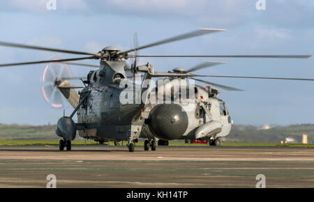 RNAS Culdrose, Cornwall, Großbritannien. 13. November 2017. Zwei Royal Navy Sea King ASAC MK7 Helicopters starten heute, um an der „Einschiffung“ mehrerer Royal Navy-Flugzeuge von RNAS Culdrose teilzunehmen. AUSGEÜBTES Kernow-Flag. Mit einer neuen Ära der „Carrier Aviation“ steht vor der Tür. Übung Kernow Flag wird Culdrose dabei helfen, durch ein intensives Flugprogramm „Carrier Ready“ zu machen und die gesamte Flugstation zu testen. Kredit: Bob Sharples/Alamy Live News Stockfoto