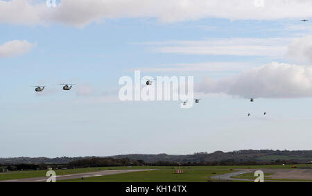 RNAS Culdrose, Cornwall, Großbritannien. 13. November 2017. RNAS Culdrose-Flugzeuge einschließlich Merlin MK2 Helicopters, Sea King ASAC Helicopters und eine Beech King Air 350 aus 750 Staffel auf RNAS Culdrose vor der „Einschiffung“ mehrerer Royal Navy-Flugzeuge von RNAS Culdrose heute. ÜBUNG Kernow Flag hat begonnen. Mit einer neuen Ära der „Carrier Aviation“ steht vor der Tür. Übung Kernow Flag wird Culdrose dabei helfen, durch ein intensives Flugprogramm „Carrier Ready“ zu machen und die gesamte Flugstation zu testen. Credit: Bob Sharples/Alamy Live News Stockfoto