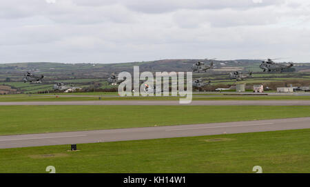 RNAS Culdrose, Cornwall, Großbritannien. 13. November 2017. RNAS Culdrose-Flugeinheiten, die Merlin MK2 und Sea King ASACHelicopters bezwingen, landen auf dem Scheindeck des RNAS Culdrose neben F35B Lightning Replica-Flugzeugen. Die Übung bestand darin, die Einschiffung einer Carrier Air Group während der Übung Kernow Flag zu simulieren. Die „Einschiffung“ mehrerer Flugzeuge der Royal Navy von RNAS Culdrose heute. ÜBUNG Kernow Flag hat begonnen. Mit einer neuen Ära der „Carrier Aviation“ steht vor der Tür. Übung Kernow Flag wird Culdrose dabei helfen, durch ein intensives Flugprogramm „Carrier Ready“ zu machen und den zu testen Stockfoto