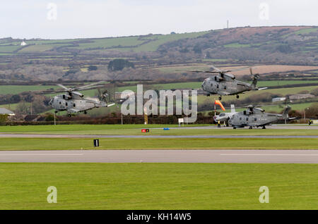 RNAS Culdrose, Cornwall, Großbritannien. 13. November 2017. RNAS Culdrose-Flugeinheiten, die Merlin MK2 und Sea King ASACHelicopters bezwingen, landen auf dem Scheindeck des RNAS Culdrose neben F35B Lightning Replica-Flugzeugen. Die Übung bestand darin, die Einschiffung einer Carrier Air Group während der Übung Kernow Flag zu simulieren. Die „Einschiffung“ mehrerer Flugzeuge der Royal Navy von RNAS Culdrose heute. ÜBUNG Kernow Flag hat begonnen. Mit einer neuen Ära der „Carrier Aviation“ steht vor der Tür. Übung Kernow Flag wird Culdrose dabei helfen, durch ein intensives Flugprogramm „Carrier Ready“ zu machen und den zu testen Stockfoto