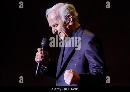 Mailand, Italien. 13 Nov, 2017. Die französische Sängerin und Songwriterin Schauspieler und öffentliche Aktivist Charles Aznavour live auf der Bühne des Teatro degli Arcimboldi. Credit: Rodolfo Sassano/Alamy leben Nachrichten Stockfoto