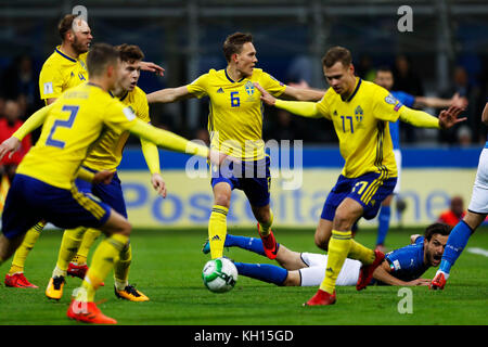 Die schwedischen Spieler feiern im Play-off-Spiel der Russland-Weltmeisterschaft 2018 zwischen Italien 0-0 Schweden am 13. November 2017 im San Siro Stadion in Mailand. Schweden führte Italien zu einem torlosen Unentschieden und qualifizierte sich für die Weltmeisterschaft 2018 in Russland mit einem Sieg im ersten Leg von 1-0. Quelle: Daisuke Nakashima/AFLO/Alamy Live News Stockfoto