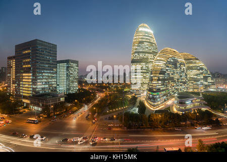 Peking Stadtbild und berühmtes Wahrzeichen Gebäude in Wangjing Soho bei Nacht in Peking, China. Stockfoto