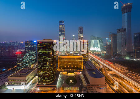 Hohe Betrachtungswinkel von Beijing Central Business District Wolkenkratzer Gebäude bei Nacht in Peking, China. Stockfoto