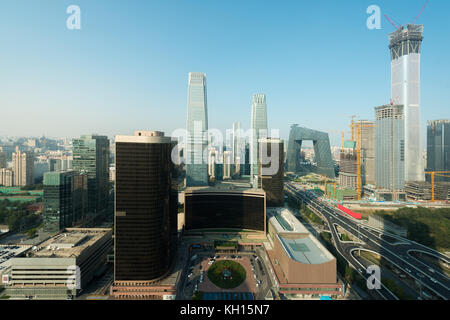 Hohe Betrachtungswinkel von Beijing Central Business District Wolkenkratzer Gebäude bei Sonnenuntergang in Peking, China. Stockfoto