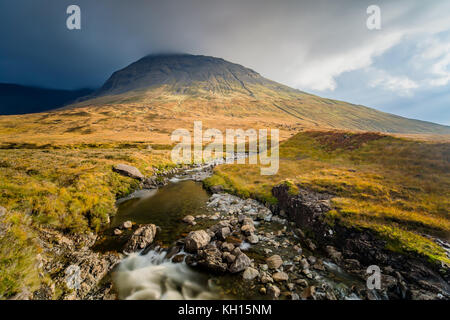 Die Sonne scheint auf die Berge bei Fairy Pools auf der Isle of Skye Stockfoto