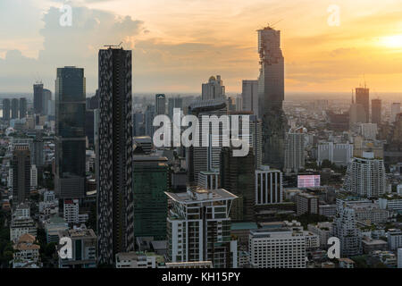 Modernes Gebäude im Geschäftsviertel von Bangkok in Bangkok City mit Skyline vor Sonnenuntergang, Thailand. Stockfoto